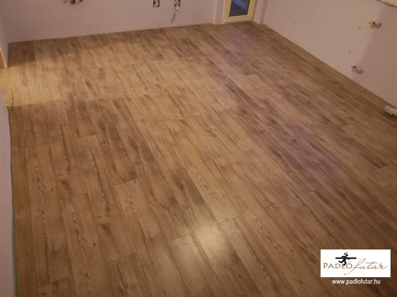 Az öregített fahatású laminált padló megfelelő lerakással és tökéletes illesztéssel.