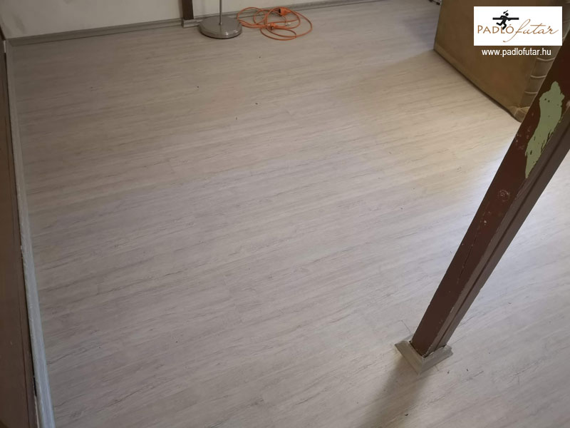 A Krono Original Castello Classic 5529 laminált padló felülete keményebb, mint a fa.