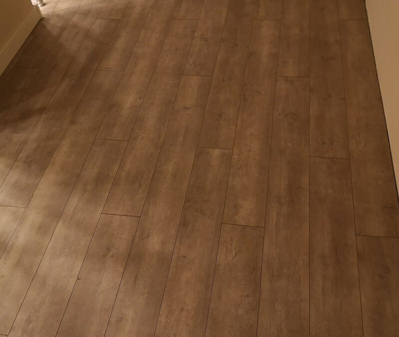 Gyönyörű rusztikus barna laminált padló – Padlófutár referencia