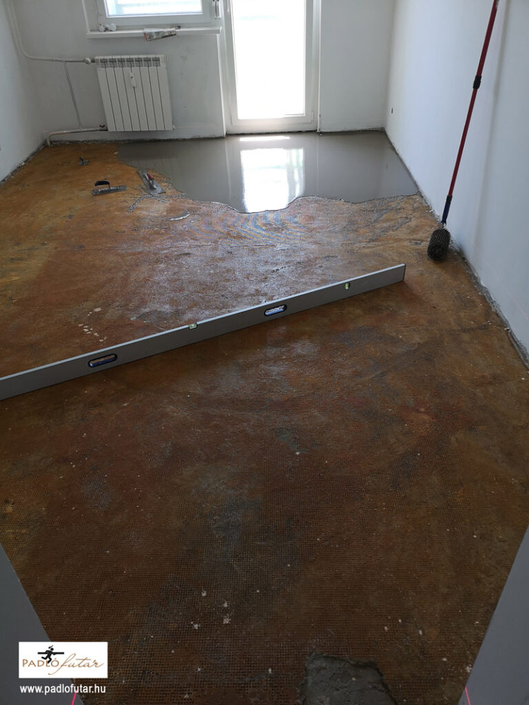 Laminált padló lerakásának folyamata az aljzatkiegyenlítéssel kezdődik, ami nagyon fontos