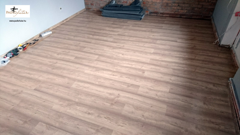 A Padlófutár referencia - Dob utca munkánk padlóburkolata Classen márkájú laminált padló, melyet az ügyfél szerzett be.