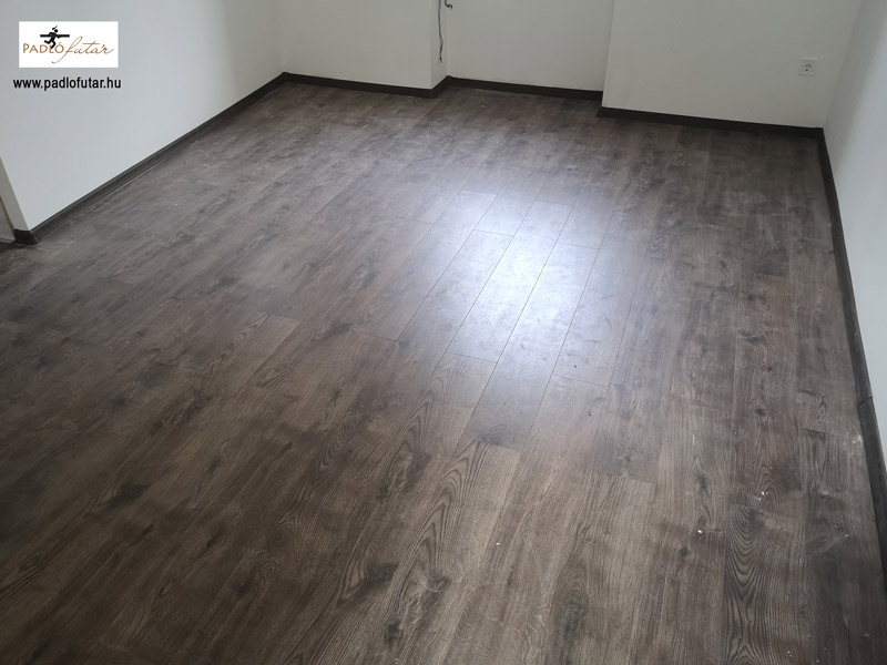 A sötétebb színű laminált padló minden lakásban jól mutat főleg világos fallal