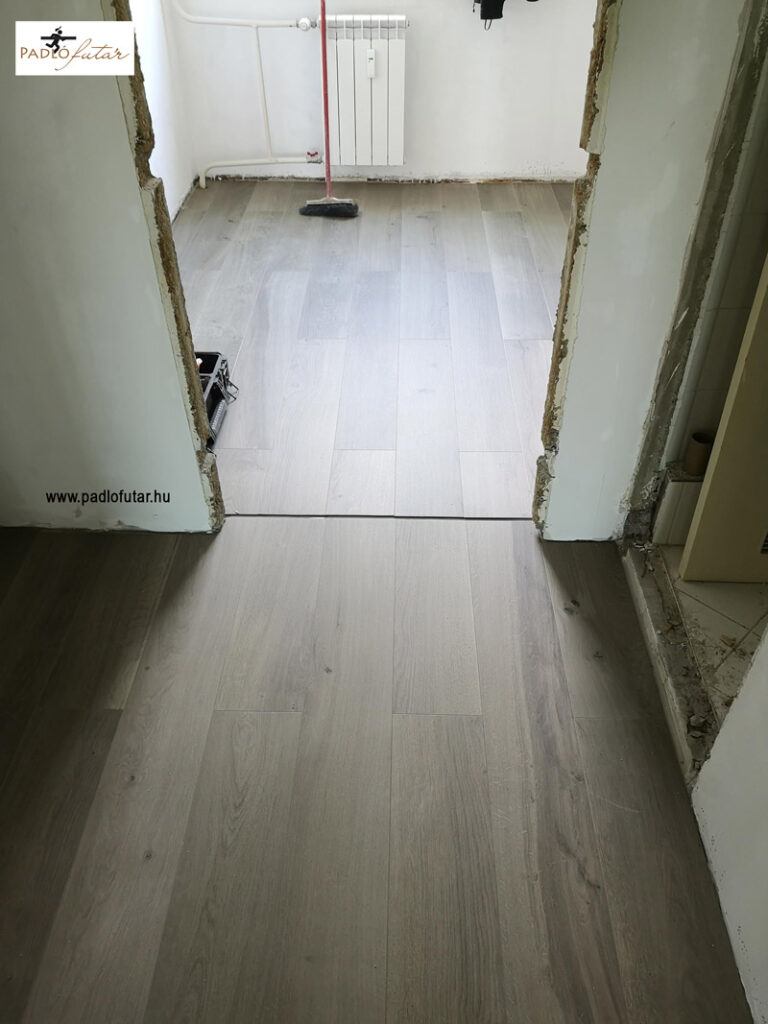 Laminált padló lerakásának folyamata a padló lerakása Padlófutár minőség, 11. kerület referencia