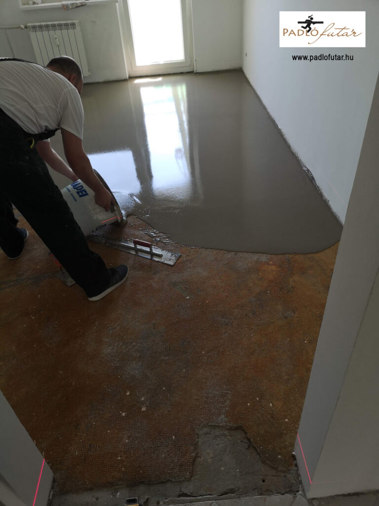 Laminált padló lerakásának folyamata az aljzatkiegyenlítéssel kezdődik, ami nagyon fontos alapját képezi a padló lerakásának, ezért kell szakember hozzá.