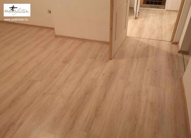 Minőségi világos laminált padló a teljes lakás burkolatát is adhatja.