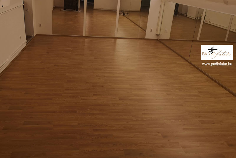 Laminált padló tükrös helyiségben – Padlófutár referencia
