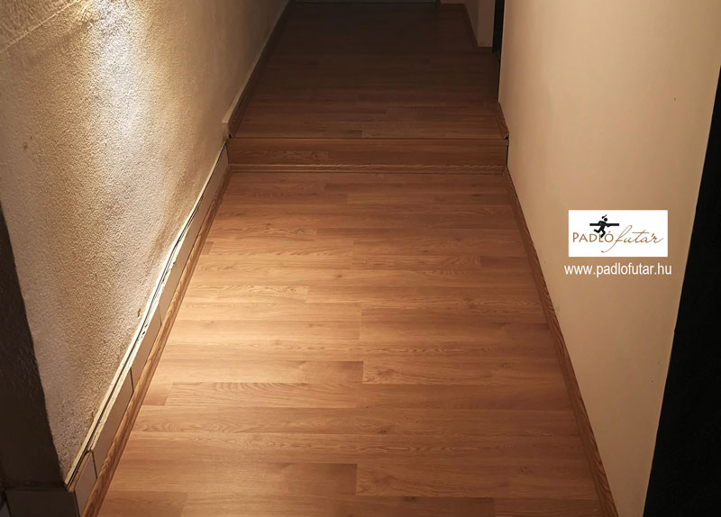 Ha szélesebbé szeretnénk tenni egy szűk folyosót, a laminált padló optikailag jó megoldást nyújt.