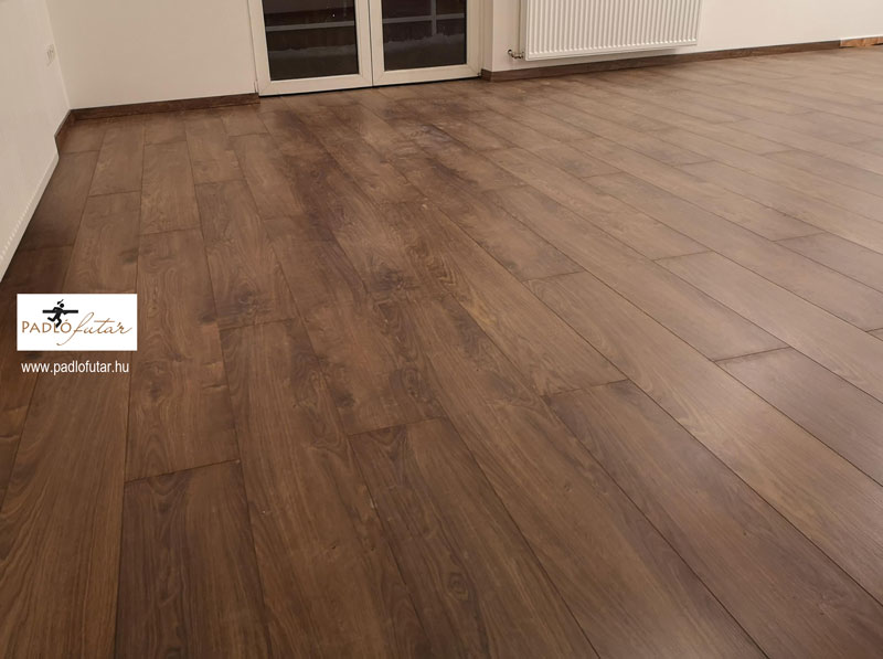 Rusztikus fahatású laminált padló előnyei – Padlófutár referencia