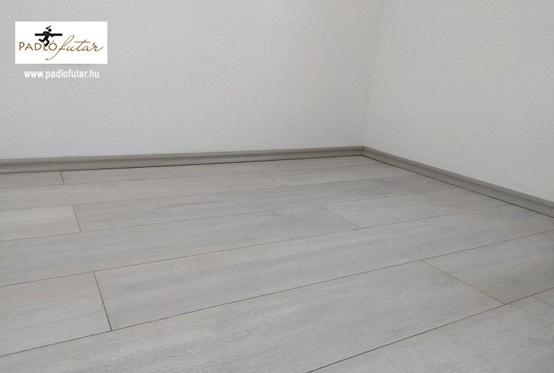 A Rockford tölgy Variostep Classic szürke árnyalatú laminált padló azért is jó választás, mert akár padlófűtésre is helyezhető lenne.