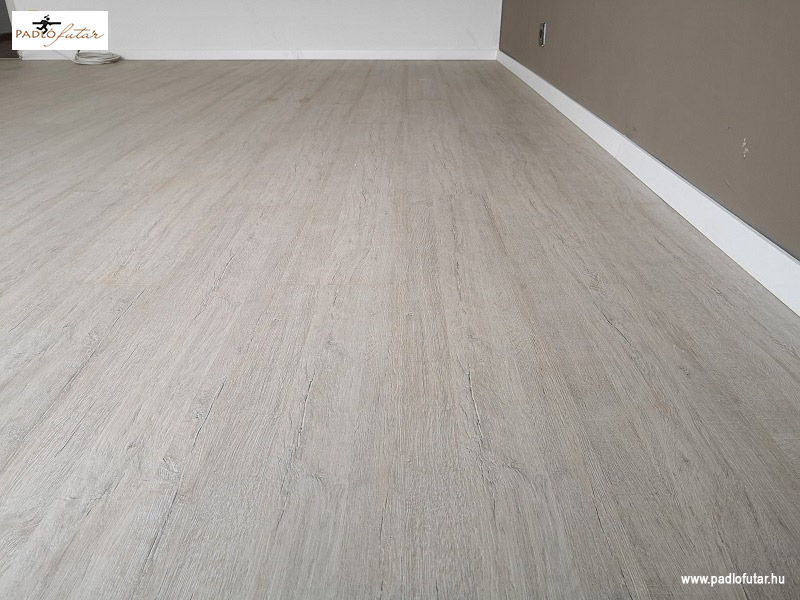 5529 laminált padló, sűrűn erezett Castello Classic  – Padlófutár referencia