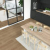 A közepes, barna árnyalatú Kronostep SPC vinyl padló Z216 Buffalo Oak kiváló alap egy otthonos környezet megteremtéséhez.