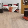 A Krono Original Super Natural 8575 Blonde Oak laminált padló természetes, meleg hatású megjelenéssel rendelkezik.