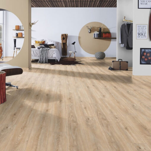 A Krono Original Atlantic K469 Tortilla Cashmere Oak nedvességálló laminált padló egy 4-oldalt fózolt, kopásálló laminált padló, amely természetközeliségét idéző dizájnjával tökéletes választás lehet a valósághű kinézetek kedvelőinek.