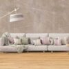 Beige Pietra Márvány K024 Rocko falburkolat nappaliban világos kanapéval és lámpával