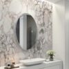A Calacatta R103 Rocko falburkolat márványhatású mintázattal a fürdőszobában is jól mutat.