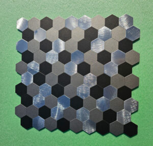 Acél szimfónia – fémhatású 3D falmatrica csillogó ezüst, matt és fekete színekkel, hatszögű