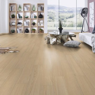 A Krono Original Super Natural K641 Linen Sheridan Oak laminált padló világosabb színű. A természetes fa varázsa, erezetmintákkal és vonzó árral kombinálva.