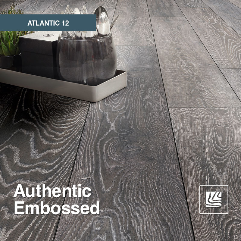 Az Atlantic 12 kollekció dekorjai kiváló minőségű Authentic Embossed textúrával rendelkeznek, ahol a szinkron pórusok tapintható szerkezetüek és követik a tölgy faerezetét.